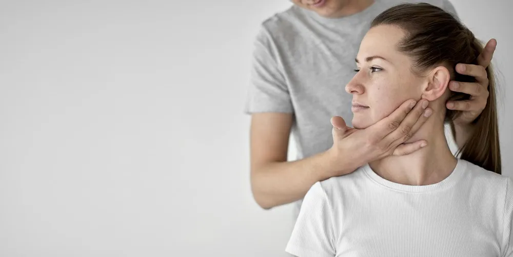 Fisioterapeuta realizando terapia mandibular a paciente