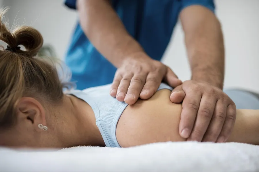 Paciente recibiendo tratamiento de osteopatía en camilla